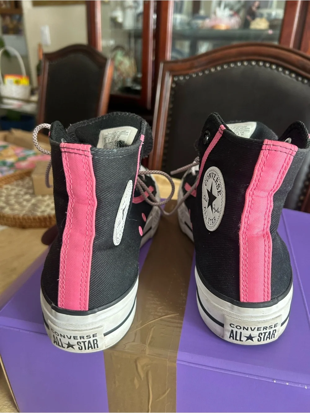 Converse chuck Taylor all star  women Black High-Top Sneakers with Pink stripe.